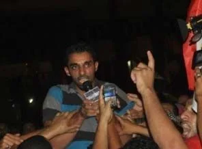 İsrail Büyükelçiliği'ne Mısır bayarağını astı