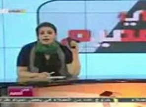 Kaddafi'nin spikeri televizyona silah ile çıktı