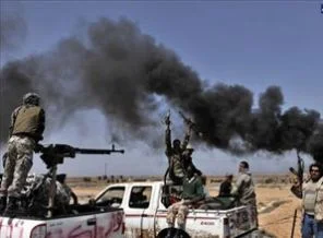 Kaddafi yandaşları Trablus'u bombalıyor