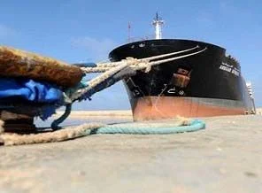 Kaddafi'ye ait tanker Bingazi limanında