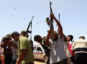 Libyalı muhalifler Trablus'u kuşatmaya aldı