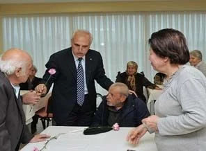 Mutlu, huzurevi sakinleriyle iftarda