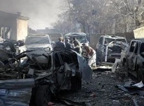 NATO Afganistan'da 4 polisi vurdu