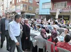 Pendik'te 4 bin kişilik sokak iftarı!