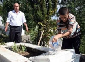 Ramazanda mezarlıklara ziyaretçi akını
