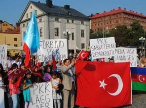 Türkler'den İsveç'te terör mitingi