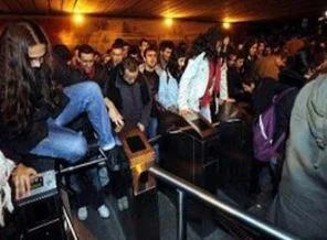 Ulaşım zamlarını protesto için bedava bindiler