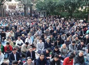 Uygurlar bayram namazında camileri doldurdu