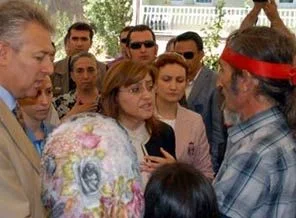 Vali, bakanın yanında 'hayır'ın hesabını sordu