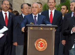 Yeni Anayasa'ya 25 profesör eli!