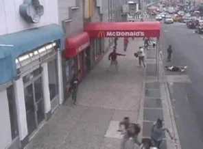 Brooklyn'deki saldırı guvenlik kamerasında (video)