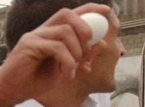 Büyükelçiye yumurtalı saldırı