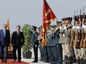 Erdoğan Makedonya'da coşkuyla karşılandı