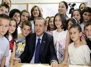 Erdoğan Makedonya'da da 'en az 3' dedi