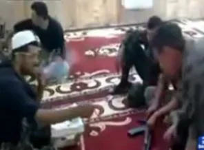 Esad'ın askerleri namazla böyle alay ettiler