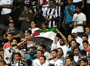 İnönü Stadı'nda açılan tek Filistin bayrağı
