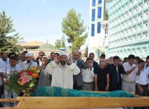 Kurtulmuş'un kayınvalidesi son yolculuğuna uğurlandı.