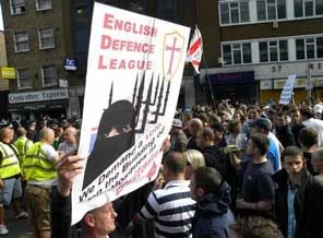 Londra'da faşisler sokağa çıktı