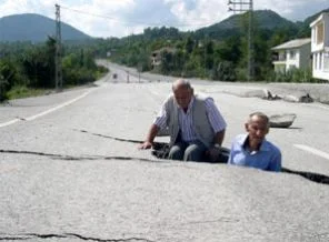 Otoyol kağıt gibi ikiyi ayrıldı