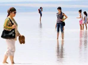 Turistlerin Tuz Gölü merakı