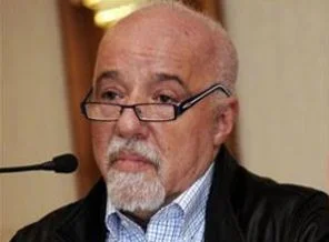 Ünlü yazar korsancı oldu!