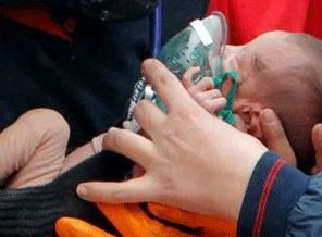 Azra bebek annesinin tükürüğüyle dayandı