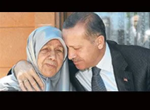 Başbakan annesinin yanında 2.5 saat kaldı