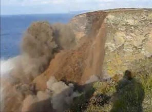 Binlerce ton kaya okyanusa böyle gömüldü (video)
