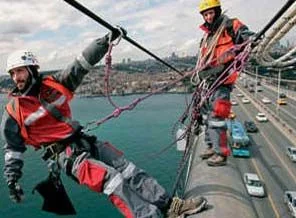 Boğaziçi Köprüsü'nden parçalar dökülüyor