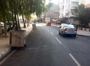 Cadde üzerindeki çöp konteynerleri kazaya davetiye çıkarıyor