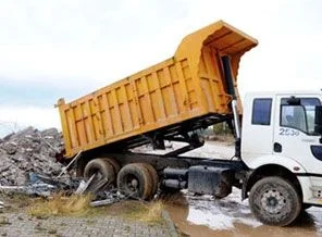 Depremin enkazları Van Gölü'ne