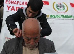Erciş'de depremzedelere berber hizmeti