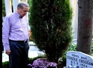 Erdoğan annesinin ardından Kur'an okudu (video)