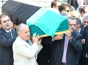 Erdoğan annesinin cenazesini omuzladı (video)