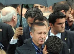 Erdoğan annesinin mezarını ziyaret etti