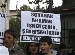 Gösteri yapan öğrencilerden polise suç duyurusu