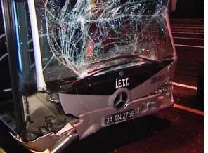 İki metrobüs çarpıştı: 3 yaralı