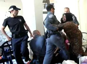 İsrail polisi Arap aileye böyle saldırdı (video)
