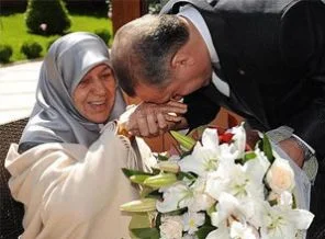 İşte Erdoğan'ın annesine okuduğu şiir