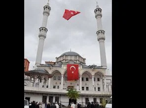 'Kabe minareli' Yunus Emre Camii açıldı!