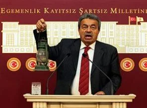 Kamer Genç artık fenerle dolaşacak