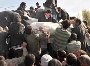 Kızılay: Van'a giden 17 tırımızı yağmaladılar