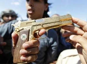 Komutan Oveyb Kaddafi'nin ölümünü üstlendi