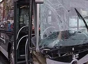 Metrobüsün önüne atlayan genç ağır yaralandı