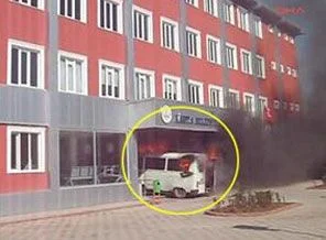 Minibüsçüler belediyeyi ateşe verdi