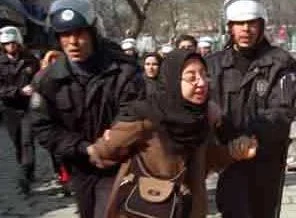 Okula alınmayan örtülü öğrenci çatışmaya neden oldu