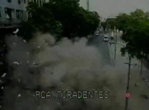 Rio'daki lokantanın patlama anı (video)