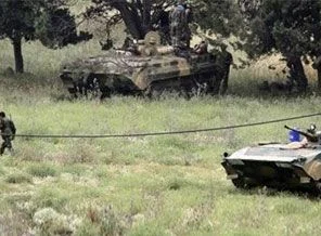 Suriye askerleri Lübnan topraklarında