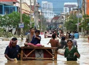 Tayland'da sel felaketi hayatı felç etti! (video)