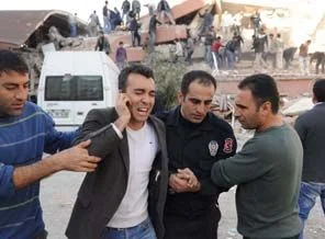 Van depremi: 60 ölü çok sayıda yaralı